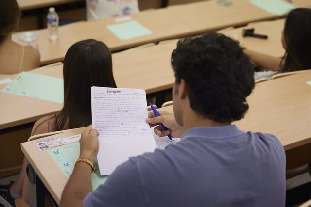 Un estudiante repasa los apuntes antes durante el primer día de la convocatoria extraordinaria de la Prueba de Evaluación de Bachillerato para el Acceso y la Admisión en la Universidad en la Facultad de Física, a 12 de julio de 2022 en Sevilla (Andalucía,
