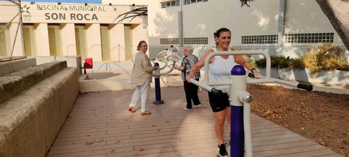 Vecinos utilizando los nuevos juegos biosaludables de Son Ximelis.