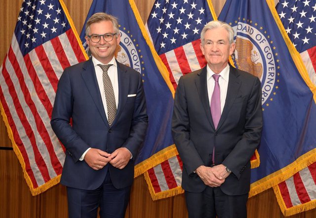 Archivo - HANDOUT - 22 April 2022, US, Washington: Fed Chairman Jerome Powell (R) receives Austrian Finance Minister Magnus Brunner at the Spring Meetings of the International Monetary Fund (IMF) and the World Bank. Photo: Conolly/BUNDESMINISTERIUM FÜR FI
