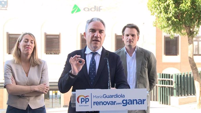 El coordinador general del PP, Elias Bendodo, en rueda de prensa en Mérida con la presidenta del PP de Extremadura, María Guardiola