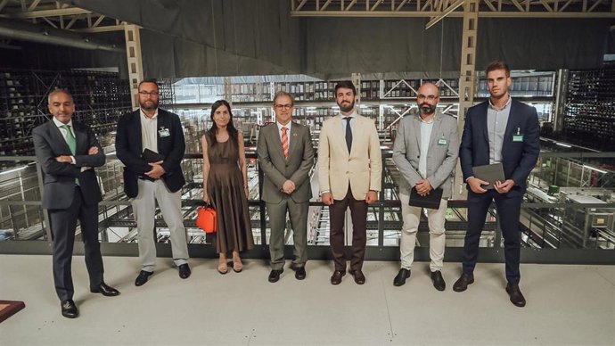 García-Gallardo y Veganzones, junto a directivos de Mercadona en el bloque logístico de la compañía en Villadangos del Páramo (León).