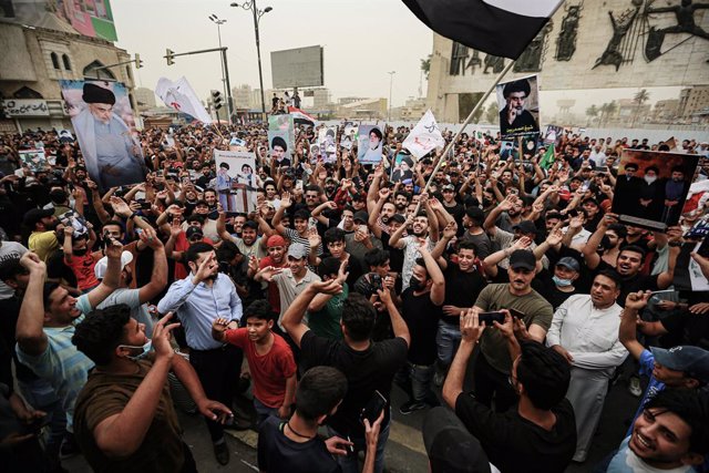 Archivo - 26 May 2022, Iraq, Baghdad: Supporters of Iraqi Shia militia leader Muqtada al-Sadr take part in a rally at Tahrir Square after the Iraqi parliament approved a bill banning normalization with Israel. Photo: Ameer Al-Mohammedawi/dpa
