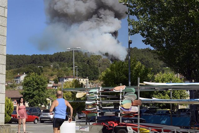 Vista del incendio desde el embalse de Castrelo, a 27 de julio de 2022, en Castrelo de Miño, Ourense