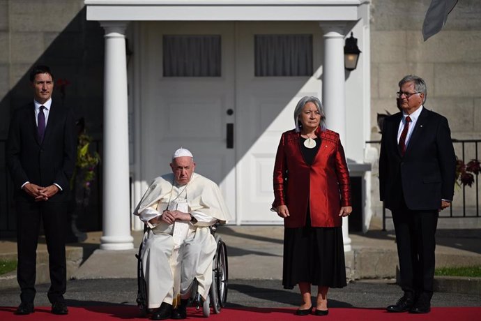 27 July 2022, Canada, Quebec: (L-R) Canadian Prime Minister Justin Trudeau stands next to Pope Francis and Governor Mary Simon in front of Quebec Governor Office, as part of papal visit across Canada. Photo: Johannes Neudecker/dpa