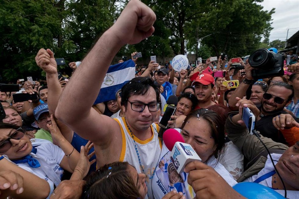 Archivo - Yubrank Suazo (C), figura destacada en las protestas estudiantiles contra el gobierno, celebra frente a su casa tras su liberación de la cárcel