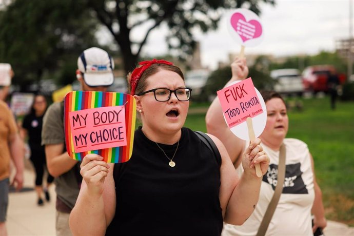 Protestantes piden el derecho al aborto