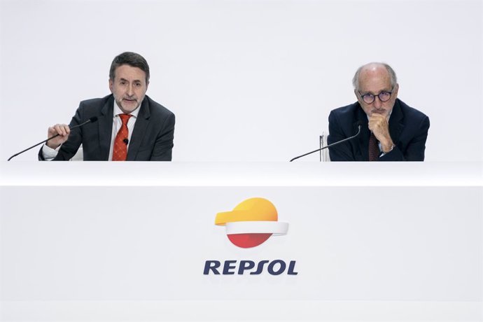 Archivo - El consejero delegado de Repsol, Josu Jon Imaz, interviene junto al consejero delegado de Repsol, Josu Jon Imaz (i), y el presidente de Repsol, Antonio Brufau (d), durante la Junta General de Accionistas de Repsol