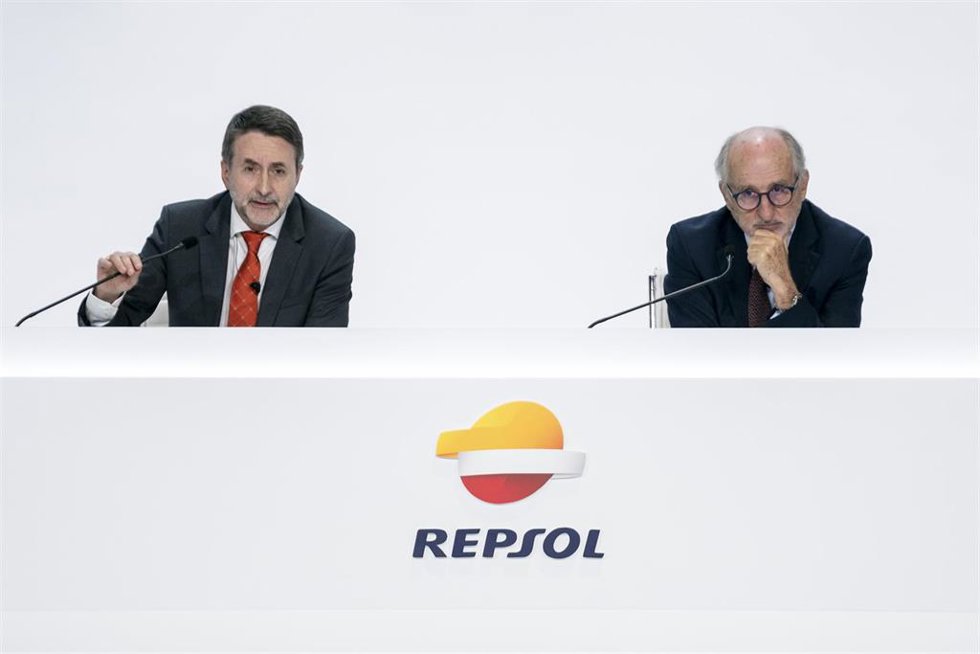 Archivo - El consejero delegado de Repsol, Josu Jon Imaz, interviene junto al consejero delegado de Repsol, Josu Jon Imaz (i), y el presidente de Repsol, Antonio Brufau (d), durantedurante la Junta General de Accionistas de Repsol, en el Palacio Municip