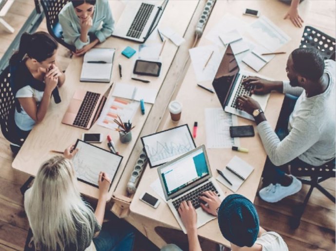 Archivo - Imagen de personas trabajando