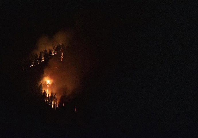 Vista del incendio forestal en el norte de Tenerife, a 24 de julio de 2022, en Tenerife, Santa Cruz de Tenerife, Canarias, (España).  El incendio forestal que se declaró el pasado 21 de julio en el norte de Tenerife y que afecta a cinco municipios: La O