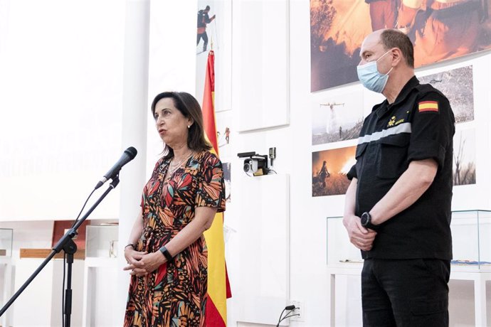La ministra de Defensa, Margarita Robles, responde a los medios tras una visita la Unidad Militar de Emergencias (UME) en la Base Aérea de Torrejón
