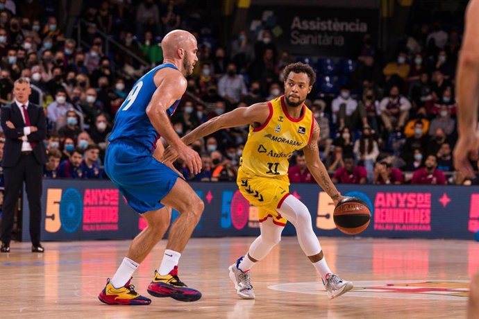 Archivo - Clevin Hannah ante Nick Calathes en el Bara-MoraBanc Andorra de la Liga Endesa 2021-2022