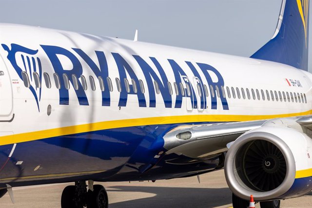 Archivo - FILED - 12 April 2022, Bavaria, Nuremberg: A Ryanair plane stands on the apron at Albrecht Duerer Airport Nuremberg. Photo: Daniel Karmann/dpa