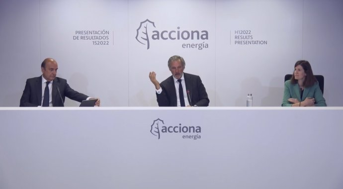 El presidente de Acciona Energía, José Manuel Entrecanales, en el centro, durante la conferencia con analistas