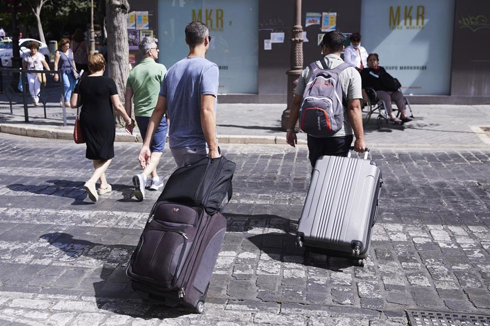 Archivo - Dos turistas.