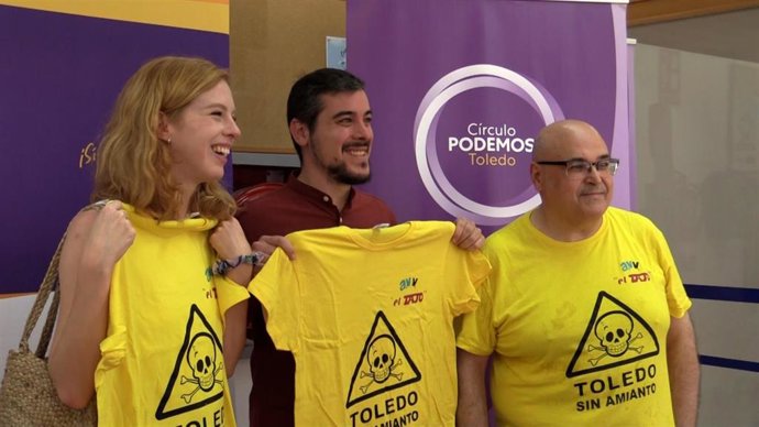 El coordinador de Podemos en C-LM, José Luis García Gascón junto a Lilith Verstrynge, secretaria de Organización Estatal de Podemos y nueva secretaria de Estado para la Agenda 2030, y un activista contra el amianto de la AAVV El Tajo.