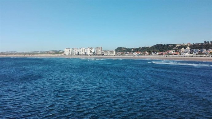 Archivo - Playa de Salinas, en Castrillón, con edificios de viviendas al fondo. 
