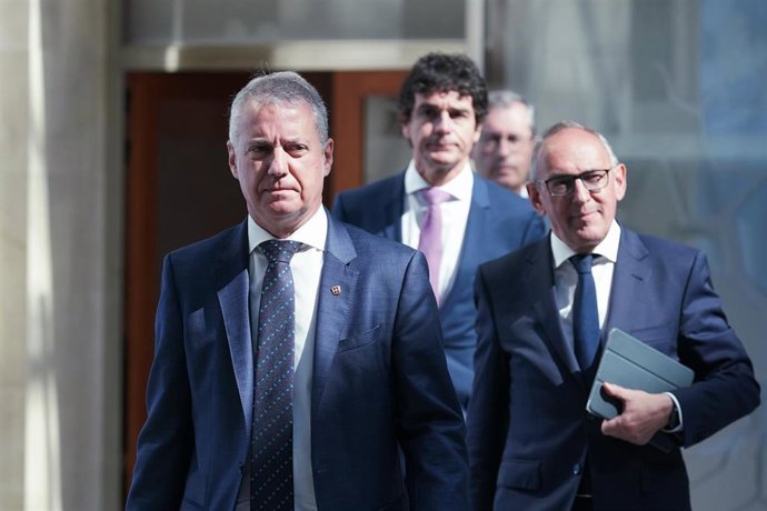 El Lehendakari, Iñigo Urkullu, con los diputados generales de Álava, Ramiro González, de Bizkaia, Unai Rementeria, y de Gipuzkoa, Markel Olano.