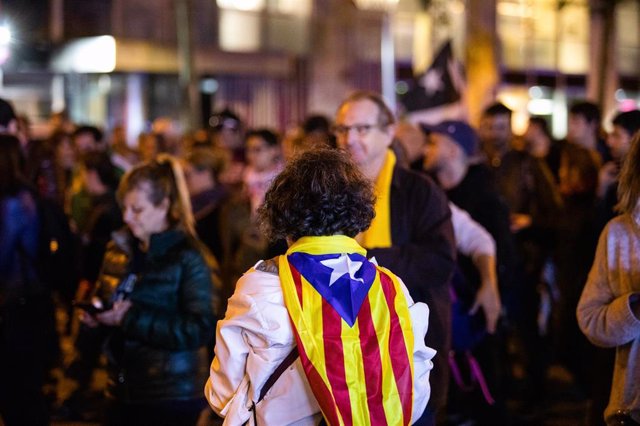 Archivo - Un señora con una bandera de la Estelada en la espalda marcha en un `Pasacalles antirepresivo convocado por los CDR de la comarca del Barcelonès, por el distrito de Les Corts de Barcelona. en Barcelona (España), a 23 de octubre de 2019.
