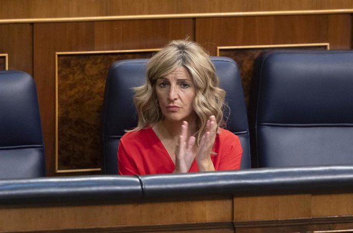 La vicepresidenta segunda y ministra de Trabajo y Economía Social, Yolanda Díaz, aplaude durante un pleno extraordinario en el Congreso de los Diputados, a 13 de julio de 2022, en Madrid (España).