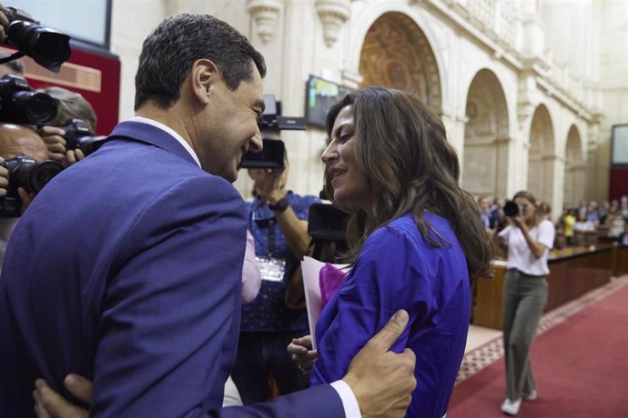 El candidato ya investido, Juanma Moreno, saluda a la portavoz del Grupo Parlamentario Vox, Macarena Olona,  tras la segunda jornada del debate de investidura del presidente de la Junta de Andalucía de la XII legislatura. (Foto de archivo).