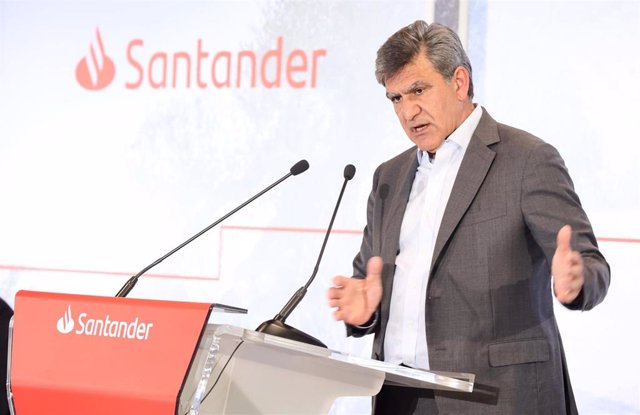 Archivo - El consejero delegado de Santander, José Antonio Álvarez, interviene en una rueda de prensa para presentar los resultados del primer trimestre de 2022, en Ciudad Grupo Santander, a 26 de abril de 2022, en Boadilla del Monte, Madrid (España).