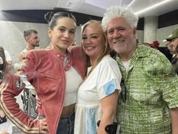 Archivo - Belén Esteban, posando con Rosalía y Pedro Almodóvar tras el concierto de la artista