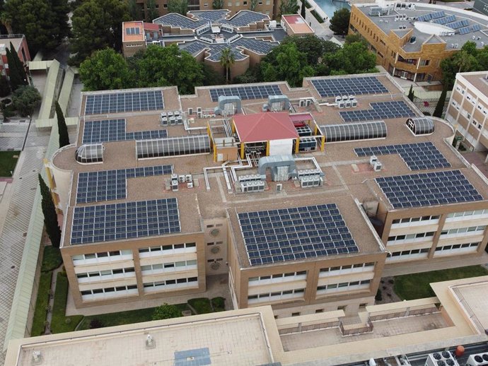 Archivo - Placas fotovoltaicas instaladas en el Campus de Las Lagunillas.