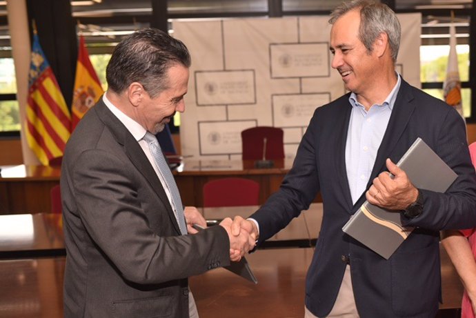 El rector de la Universidad Politécnica de Valencia, José E. Capilla y el CEO de Global Omnium, Dionisio García Comín, firman la renovación