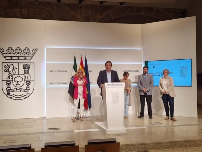 El presidente de la Junta de Extremadura, firma el Plan de Vivienda de Extremadura con UGT, CCOO y la Creex