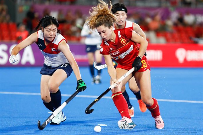 Georgina Oliva conduce la bola durante el partido entre España y Corea del Sur de la Copa del Mundo de Hockey sobre Hierba 2022