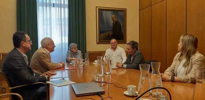 Reunión de la alcaldesa de Gijón, Ana González,  el concejal de Medio Ambiente y Movilidad, Aurelio Martín, y presidenta de la Federación Asturiana de Empresarios (FADE), María Calvo, entre otros,  para abordar el Plan de Movilidad