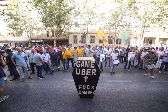 Protesta de taxistas andaluces en Sevilla tras conocerse los 'Uber Files'.