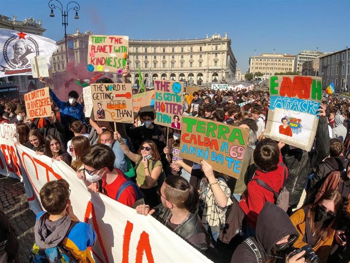 Archivo -  People take part in a Fridays for Future march against global warming and the war in Ukraine.