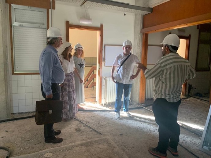 El conseller de Educación, Martí March, visita unas obras de mejora en el CEIP Joan Mas de Pollena