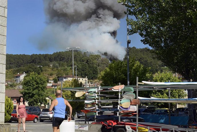 Vista del incendio desde el embalse de Castrelo, a 27 de julio de 2022, en Castrelo de Miño, Ourense, Galicia (España). El incendio forestal ha quemado unas seis hectáreas, según estimación provisional de Medio Rural. La Consellería informa que el fuego