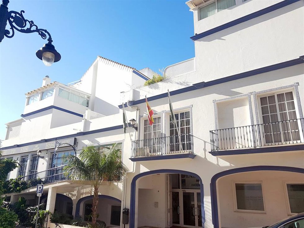 Archivo - Fachada del Ayuntamiento de Estepona (Málaga)