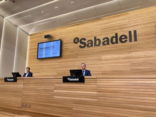 El director financiero de Banco Sabadell, Leopoldo Alvear, y el consejero delegado, César González-Bueno, el jueves 28 de julio de 2022.