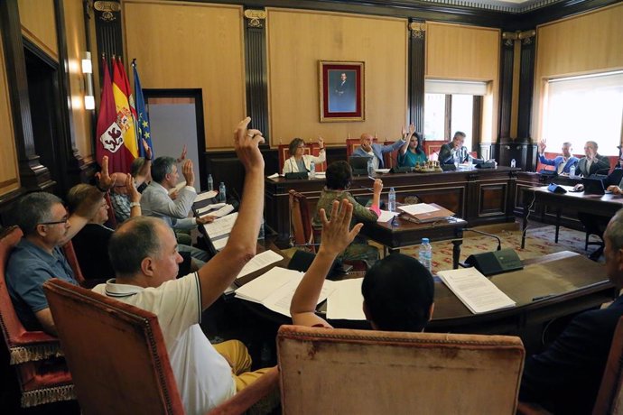 Los concejales del Ayuntamiento de León en un momento de votación en el Pleno.