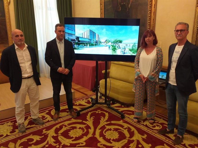 Rueda de prensa del concejal de Obras y Proyectos de Ciudad de Gijón, Olmo Ron, y la edil de Urbanismo, Dolores Patón, acompañados de dos directivos del Ayuntamiento