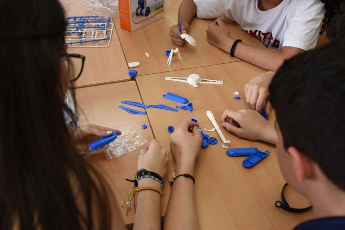 Más de 250 estudiantes de Castilla-La Mancha participan en los talleres de ODS y Ciencia puestos en marcha por Unicaja Banco y el Gobierno Regional.