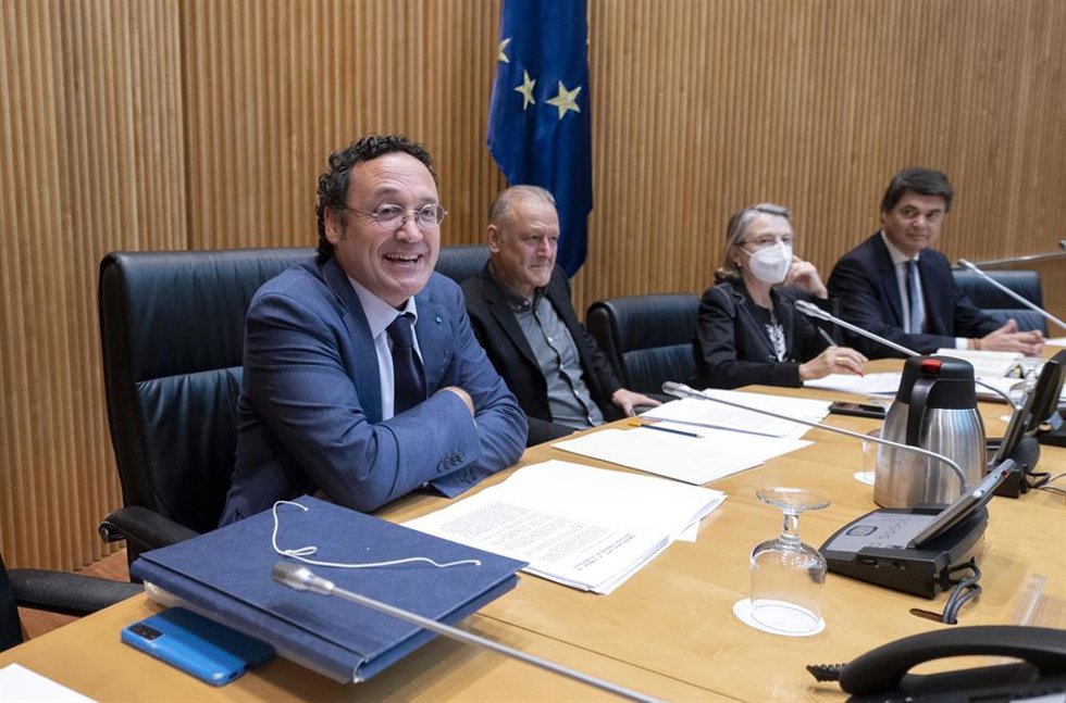 El posible nuevo fiscal general del Estado, Álvaro García Ortiz (i), comparece ante la Comisión de Justicia del Congreso de los Diputados, a 28 de julio de 2022, en Madrid (España).