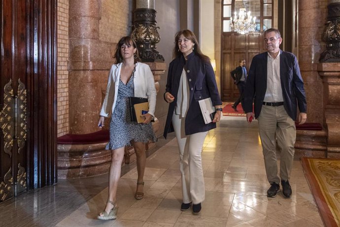 La presidenta del Parlament, Laura Borrs (c), a su llegada a una reunión de la Mesa del Parlament sobre las licencias de edad, en el Parlament, a 28 de julio de 2022, en Barcelona, Cataluña (España). La Mesa del Parlament ha dado por cerrada la negocia