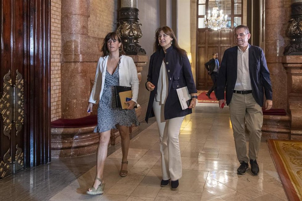 La presidenta del Parlament, Laura Borrs (c), a su llegada a una reunión de la Mesa del Parlament sobre las licencias de edad, en el Parlament, a 28 de julio de 2022, en Barcelona, Cataluña (España). La Mesa del Parlament ha dado por cerrada la negocia