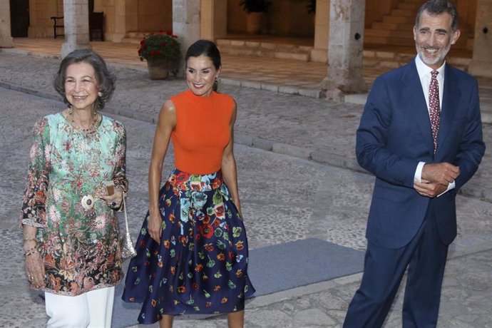 Archivo - los Reyes Don Felipe y Doña Letizia, acompañados de la Reina Sofía, en su cita con la sociedad balear