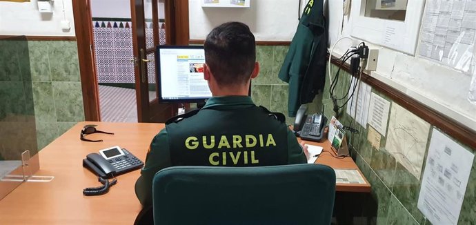 Archivo - Un agente de la Guardia Civil en fot de archivo.