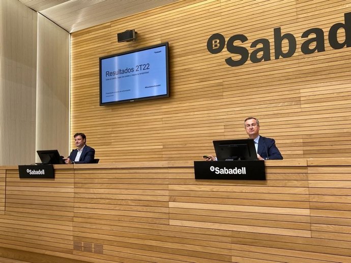 El director financiero de Banco Sabadell, Leopoldo Alvear, y el consejero delegado, César González-Bueno, en rueda de prensa el jueves 28 de julio de 2022.