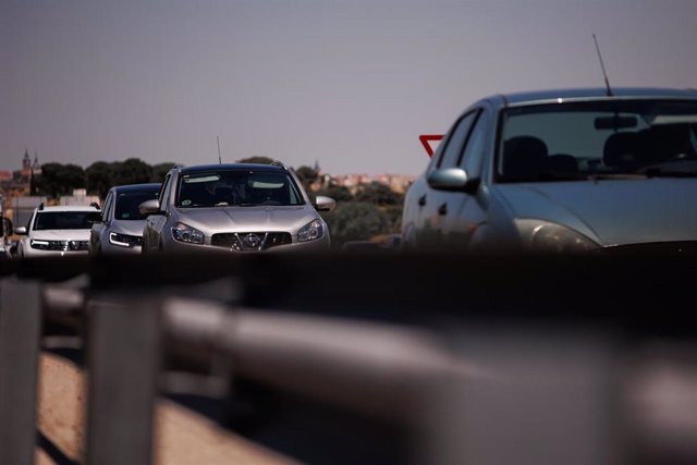 Varios vehículos durante un control de la Guardia Civil en la autovía A-5, en la primera operación salida del verano de 2022.