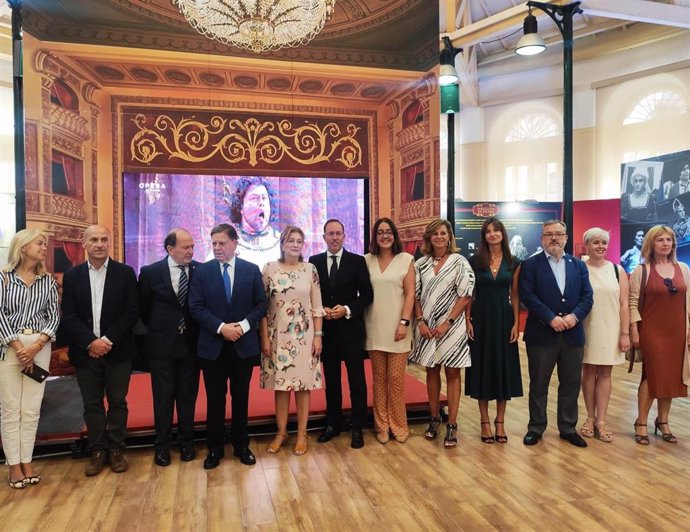 Visita de la Corporación del Ayuntamiento de Oviedo a la exposición sobre la Ópera.