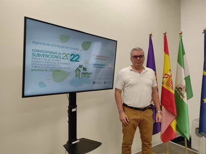El presidente de la Agencia Provincial de la Energía de la Diputación de Córdoba, Víctor Montoro, en rueda de prensa.